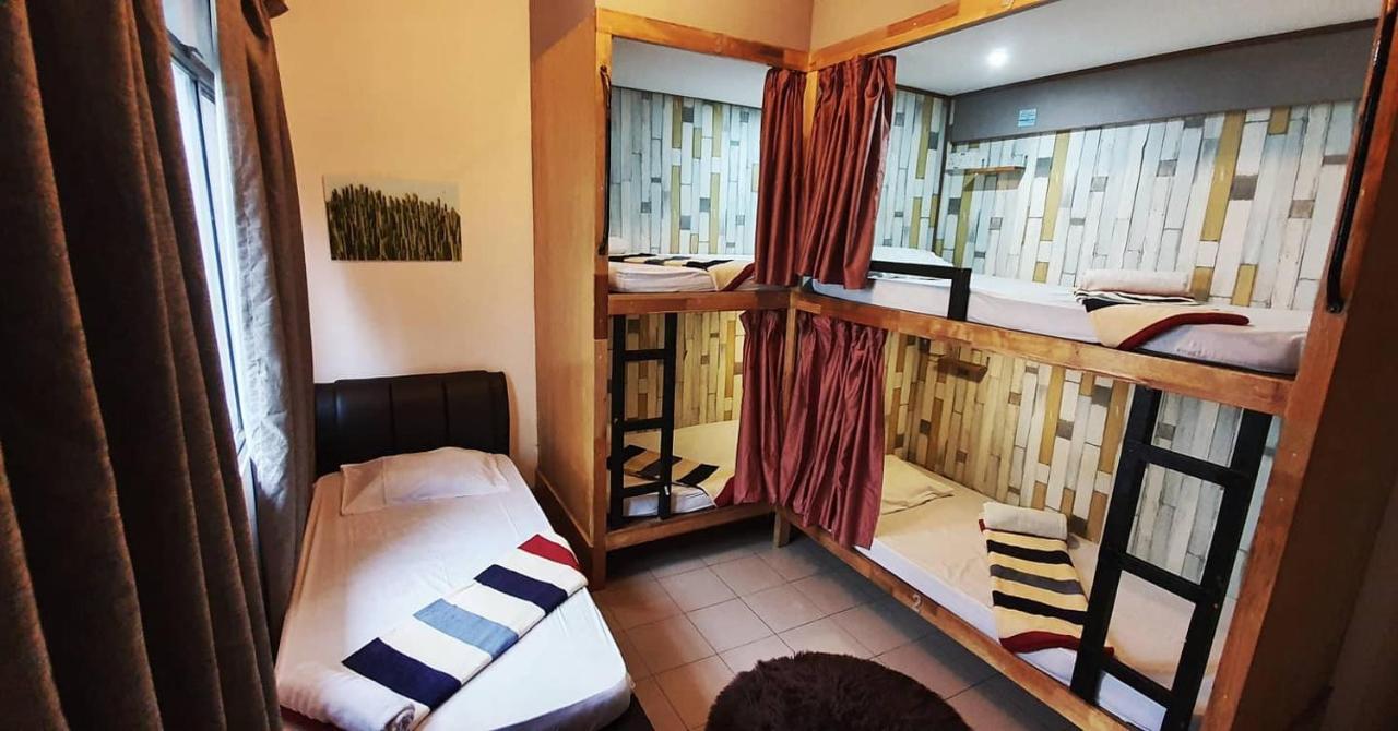 Escape Backpackers Kk Vandrarhem Kota Kinabalu Exteriör bild