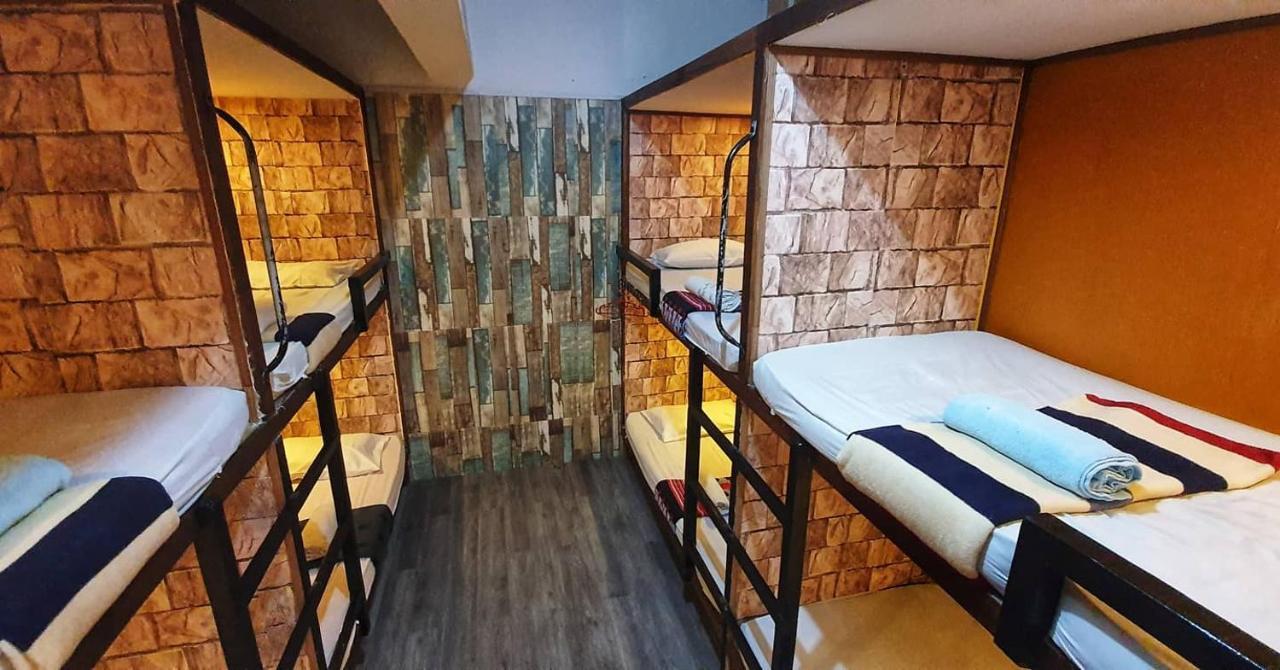 Escape Backpackers Kk Vandrarhem Kota Kinabalu Exteriör bild