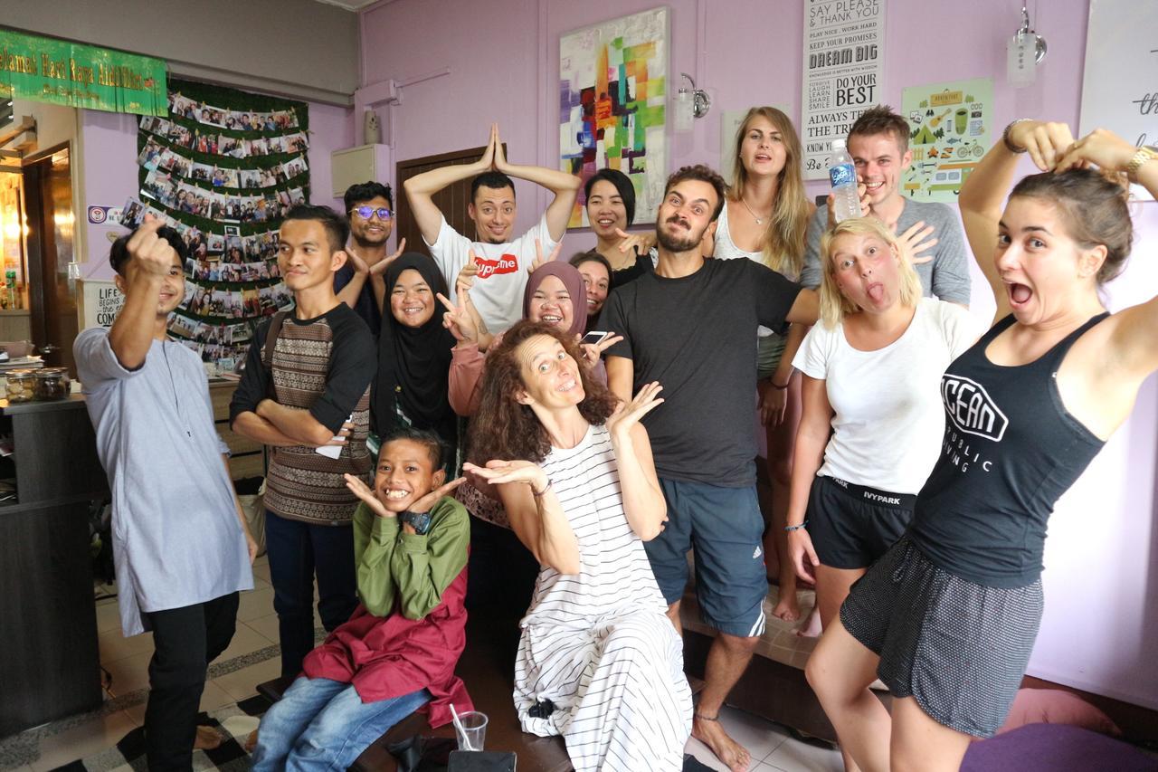 Escape Backpackers Kk Vandrarhem Kota Kinabalu Exteriör bild