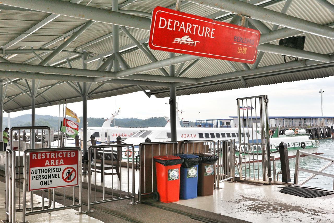 Escape Backpackers Kk Vandrarhem Kota Kinabalu Exteriör bild
