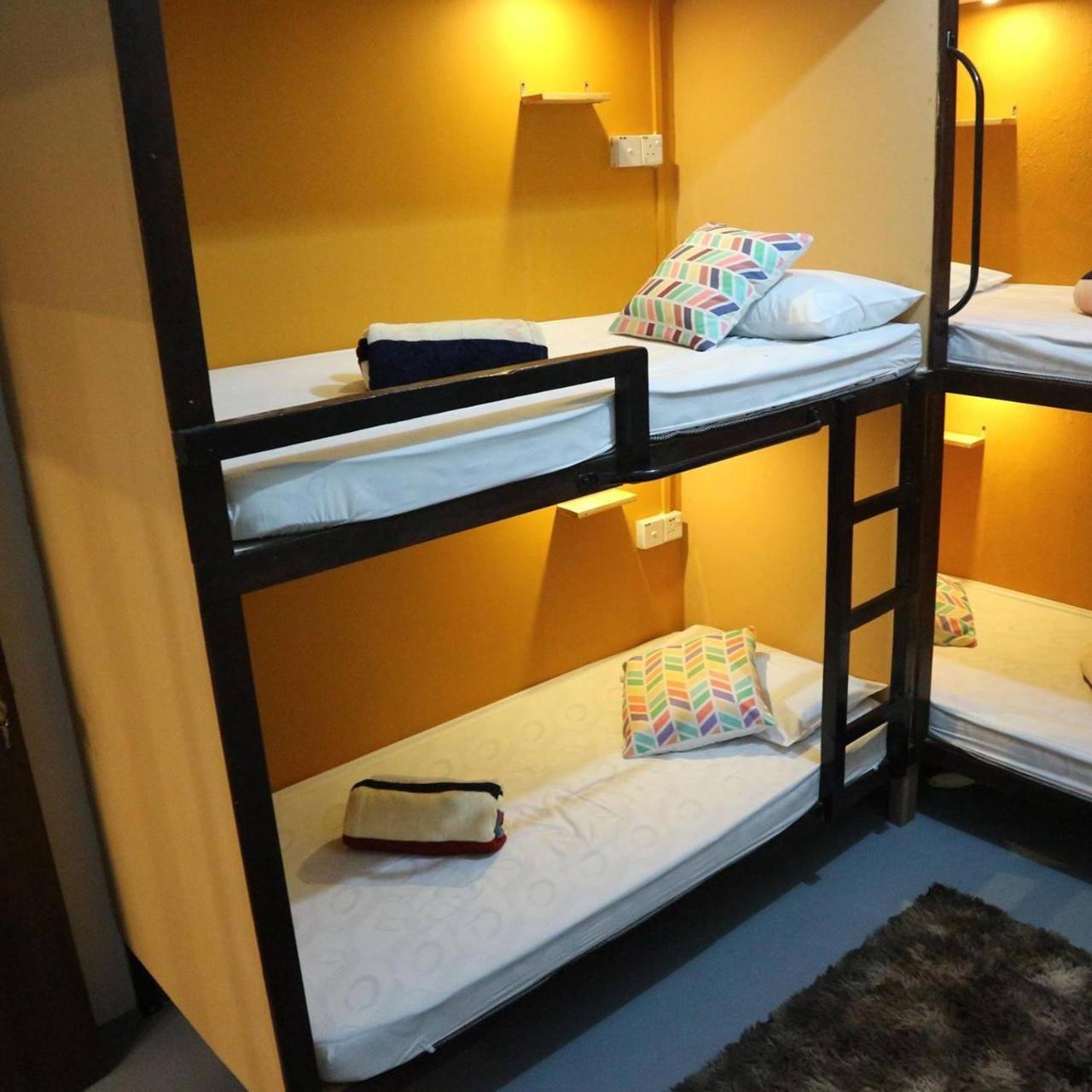 Escape Backpackers Kk Vandrarhem Kota Kinabalu Exteriör bild
