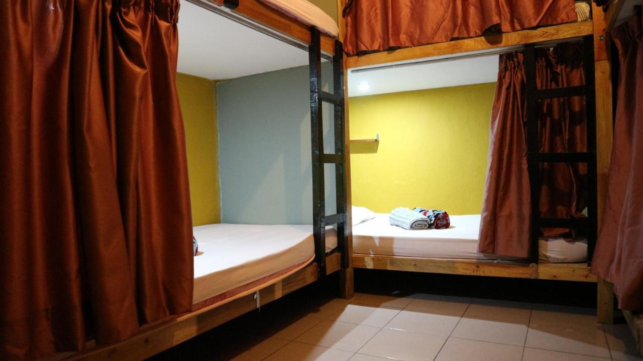 Escape Backpackers Kk Vandrarhem Kota Kinabalu Exteriör bild