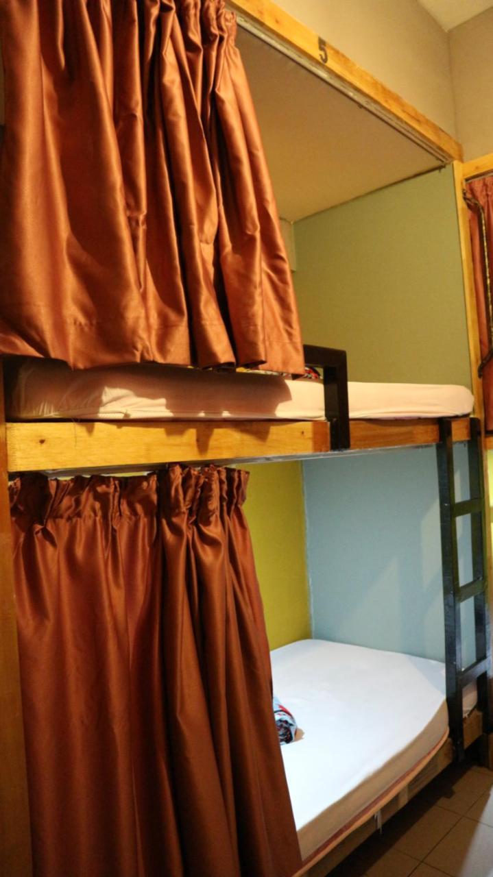 Escape Backpackers Kk Vandrarhem Kota Kinabalu Exteriör bild