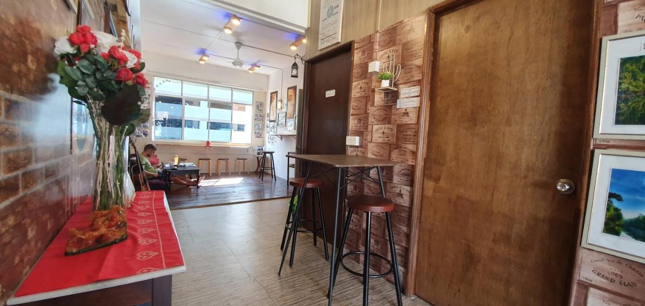 Escape Backpackers Kk Vandrarhem Kota Kinabalu Exteriör bild