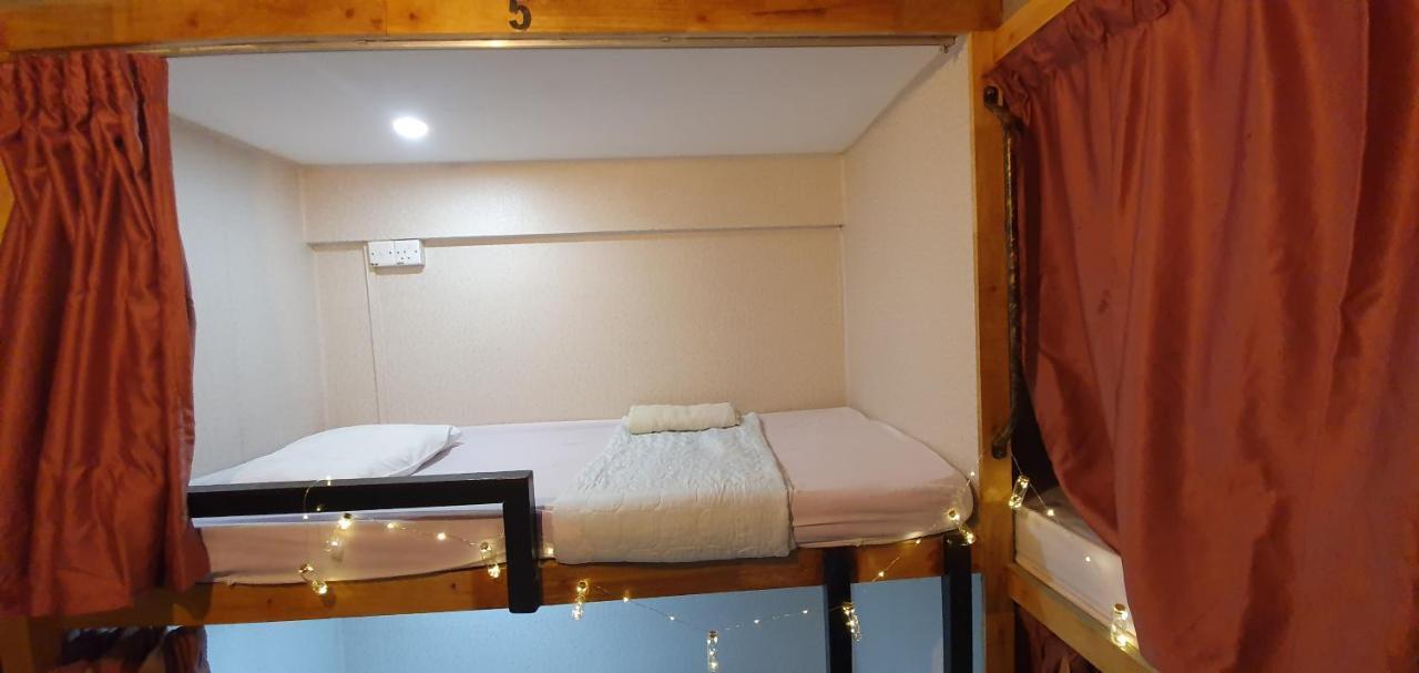 Escape Backpackers Kk Vandrarhem Kota Kinabalu Exteriör bild