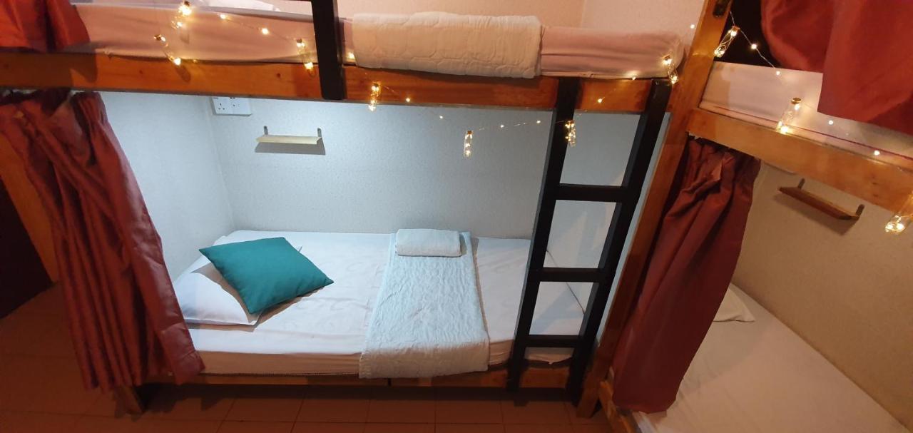 Escape Backpackers Kk Vandrarhem Kota Kinabalu Exteriör bild